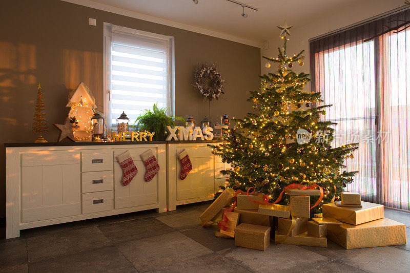 圣诞节在GLR -喜庆的客厅里放一棵圣诞树